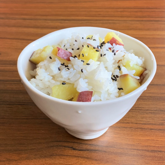 A dish made by cooking rice and sweet potatoes together in a rice cooker.