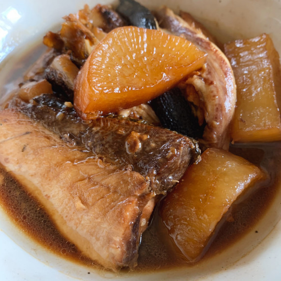 Yellowtail and Japanese radish are boiled in a pressure cooker until soft and they seasoned strongly
