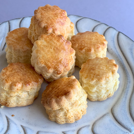 This is a recipe for English scones with a rustic taste.
