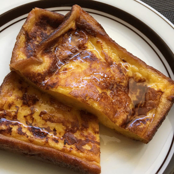 It is a dish made by soaking bread in sugar, milk, and eggs and baking it. I put plenty .
