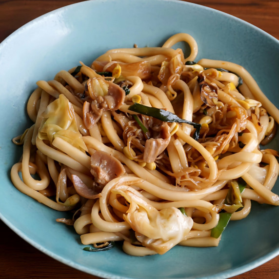 This dish is made by stir-frying horumon (beef offal) with vegetables and udon noodles. 