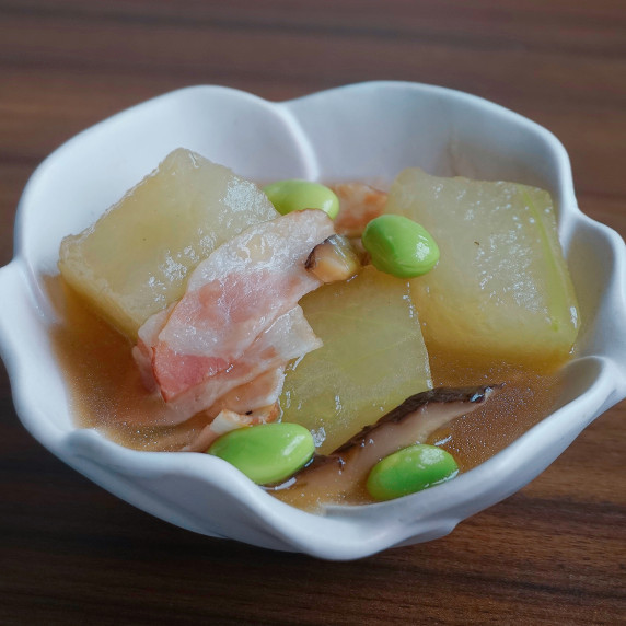 The ingredients are winter melon, edamame, and bacon, and the soup base is made with shiitake.