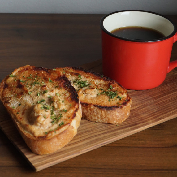 Garlic, mentaiko, mayonnaise, and butter are put in a baguette and baked fragrantly.