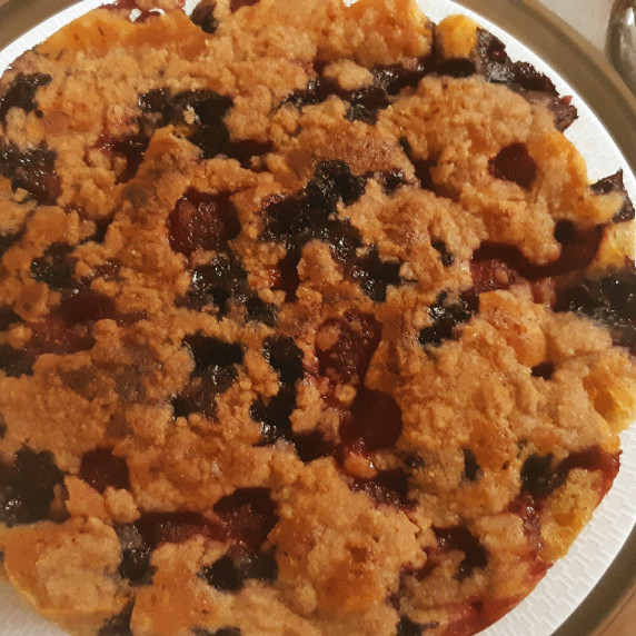 Cake with blueberries and raspberries
