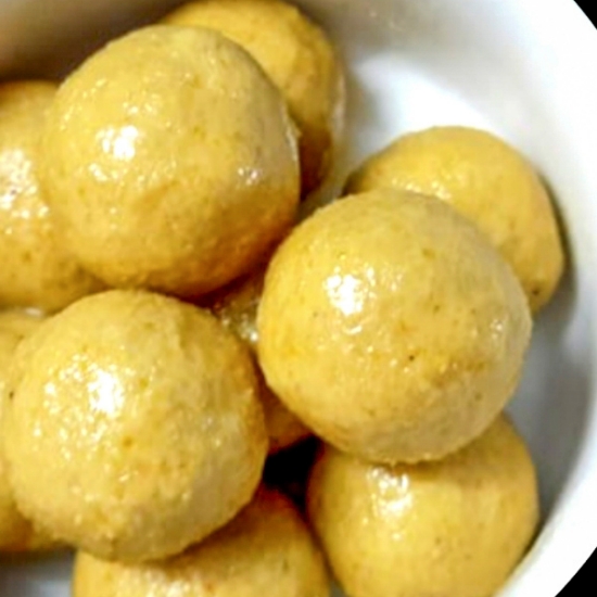 Pasiparuppu ladoo / moong dal sweet balls
