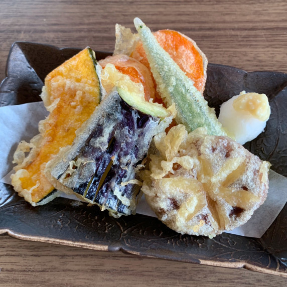 Ingredients such as seafood, meat, and vegetables in batter made from wheat flour and frying.
