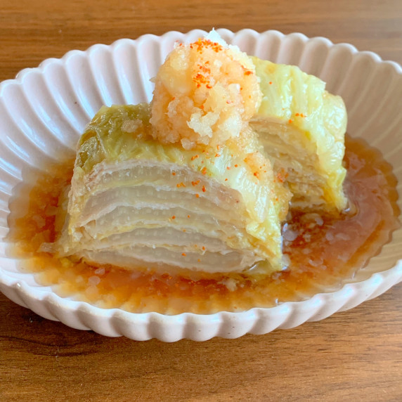 This dish is Chinese cabbage and pork are stacked alternately and steam.