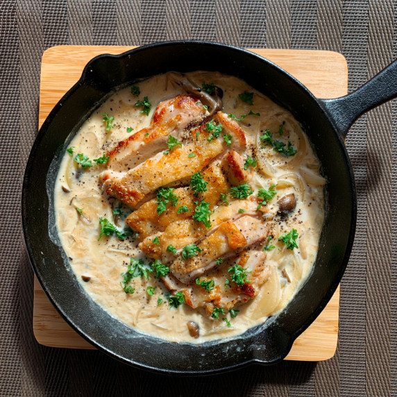 Simmer the chicken and white sauce together.