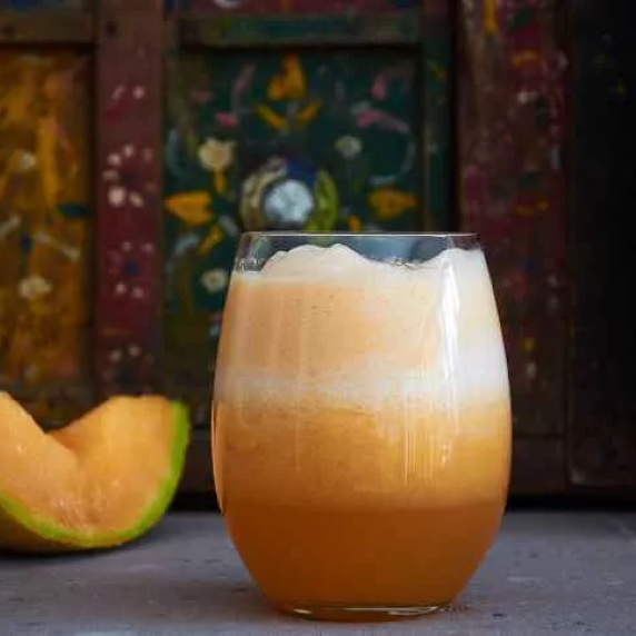agua de melon, melon water in a glass.