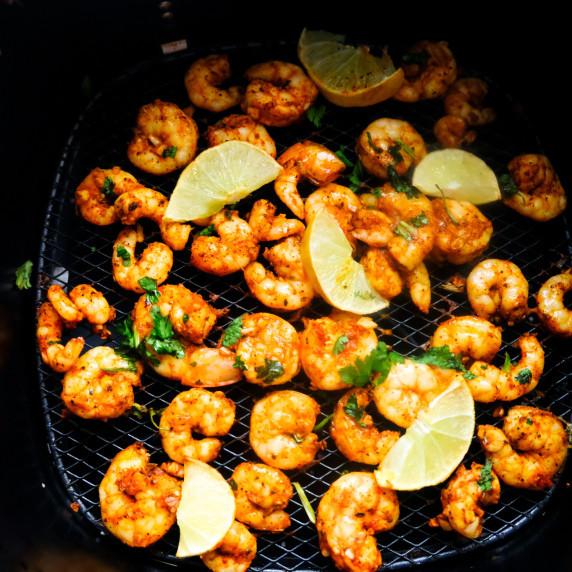 Shrimp & lemon placed on black grilled pan on Air Fryer
