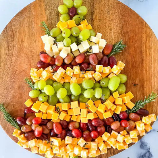 cheese board that looks like a Christmas tree