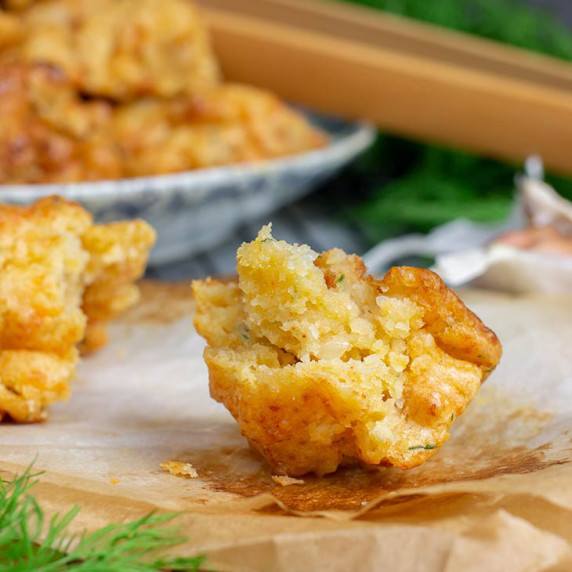 gluten-free vegan garlic cheesy biscuits
