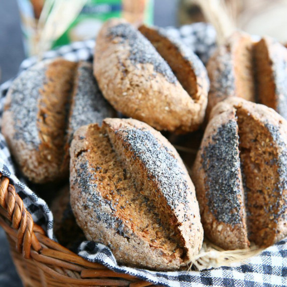 Vollkornbrötchen – Crusty Wholemeal Rolls with Sourdough Discard