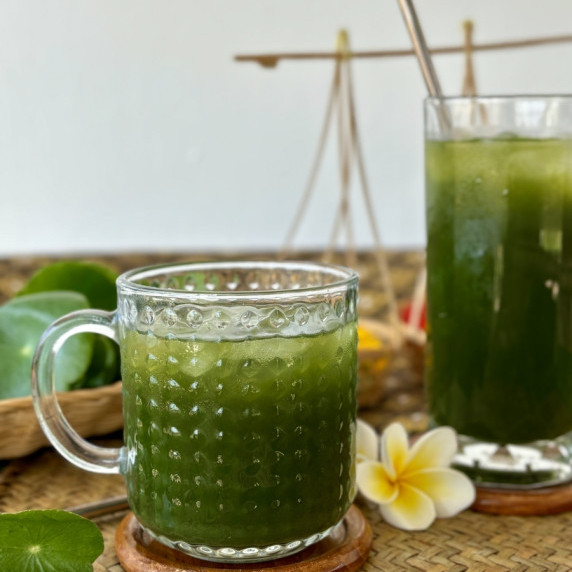 Asian pennywort drink served in a mug.