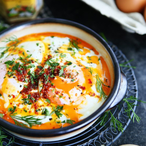 Çilbir – Turkish Poached Eggs in Garlicky Yoghurt
