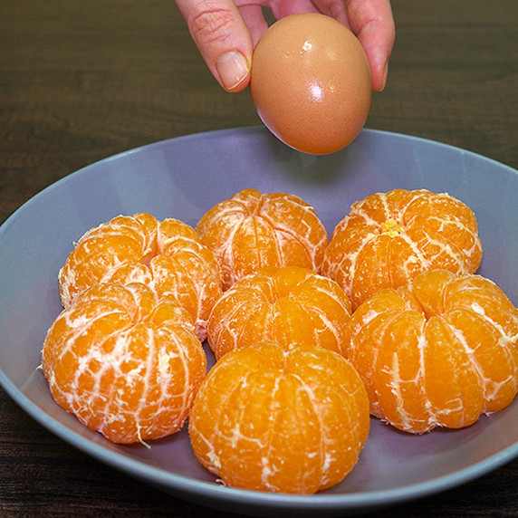 Mandarins on a plate and an egg.