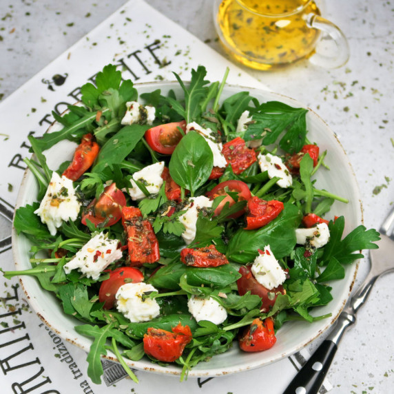 Italian herb salade with mozzarella and tomatoes