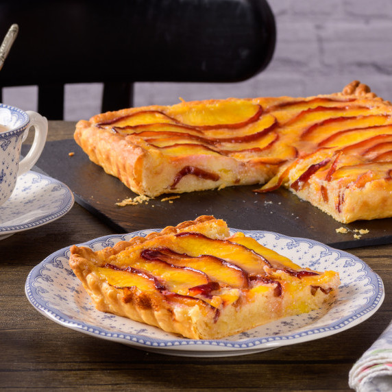 Tarta fácil de nectarinas con crema de almendras