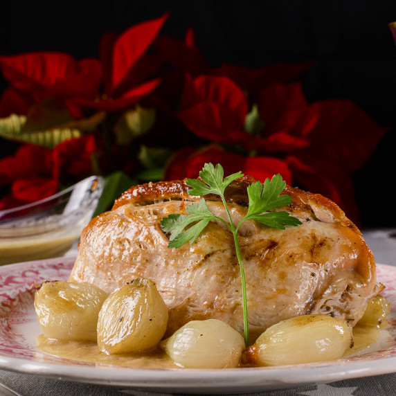 Pechuga de pavo rellena con guarnición de cebollitas glaseadas