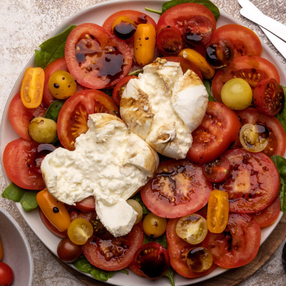 Burrata salad with balsamic glaze 
