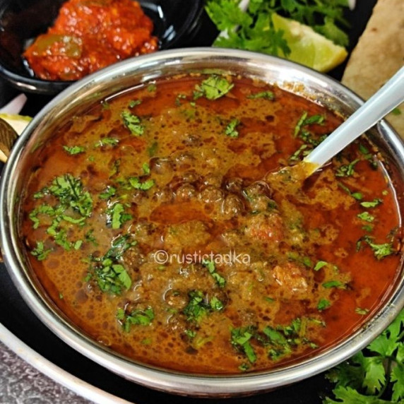 A high protein vegan lentil curry best for plant-based diet. 