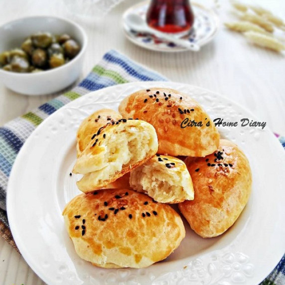 Pogača is sometimes served hot as an appetizer instead of bread. Hot pogača filled with sour cream (