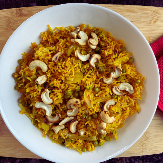 tomato rice topped with dry roasted cashews